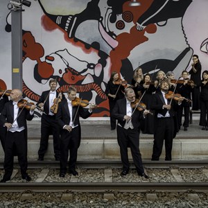 Foerstefiolingruppa Paa Fantoft Med Grafittibakgrunn Foto Oddleiv Apneseth