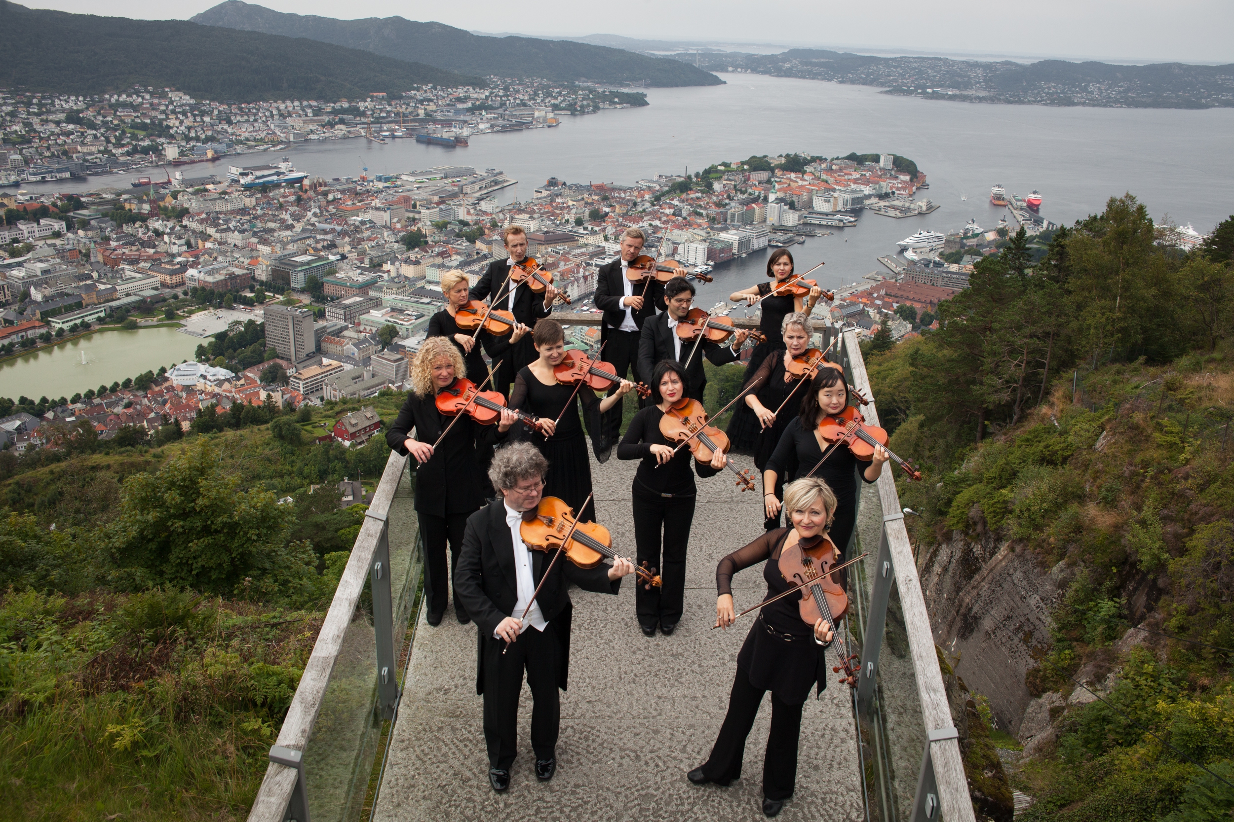 Bratsjgruppa Paa Floeien Med Utsikt Over Byen Foto Oddleiv Apneseth