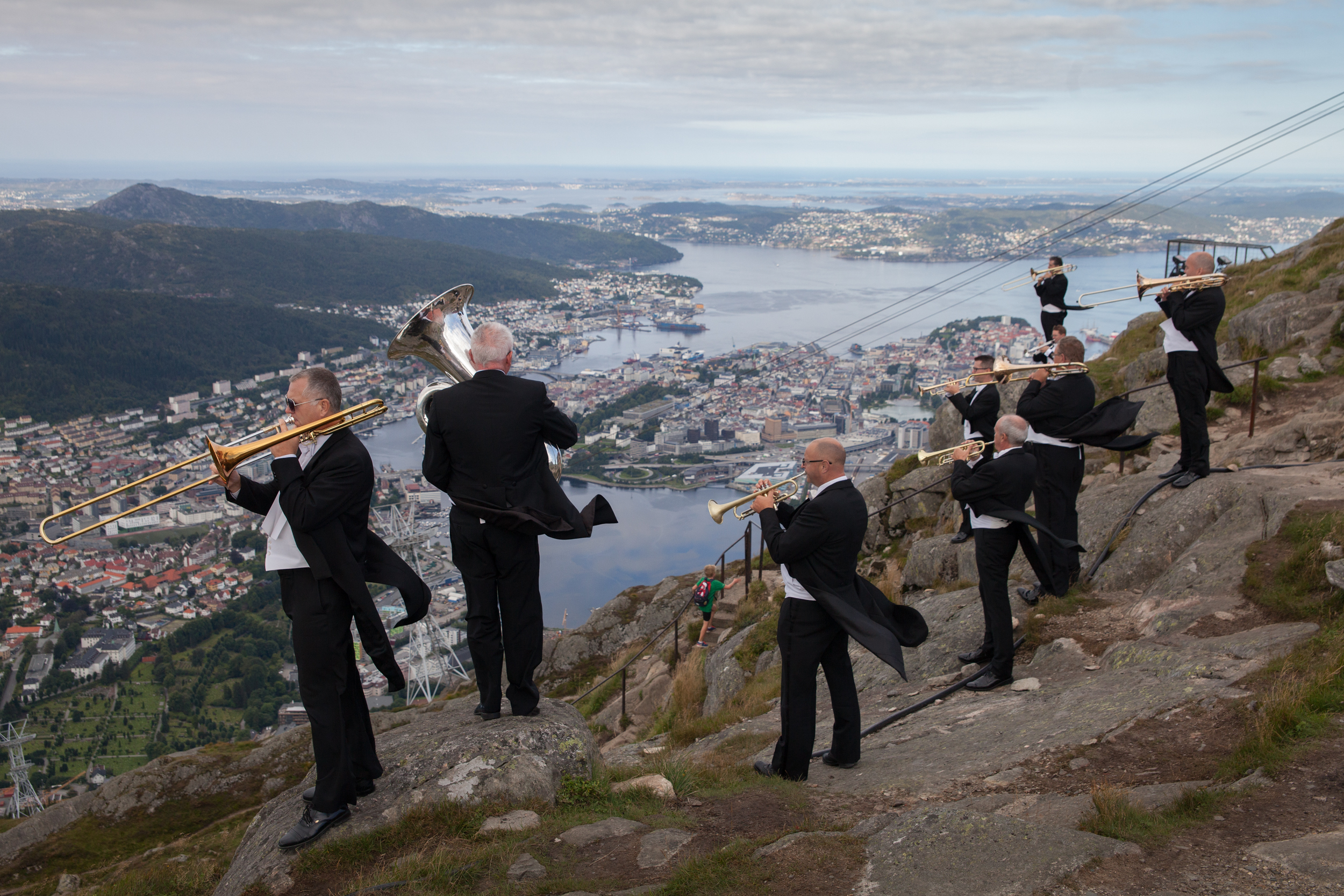 Messinggruppa På Ulriken Med Utsikt Over Bergen II. Foto Oddleiv Apneseth