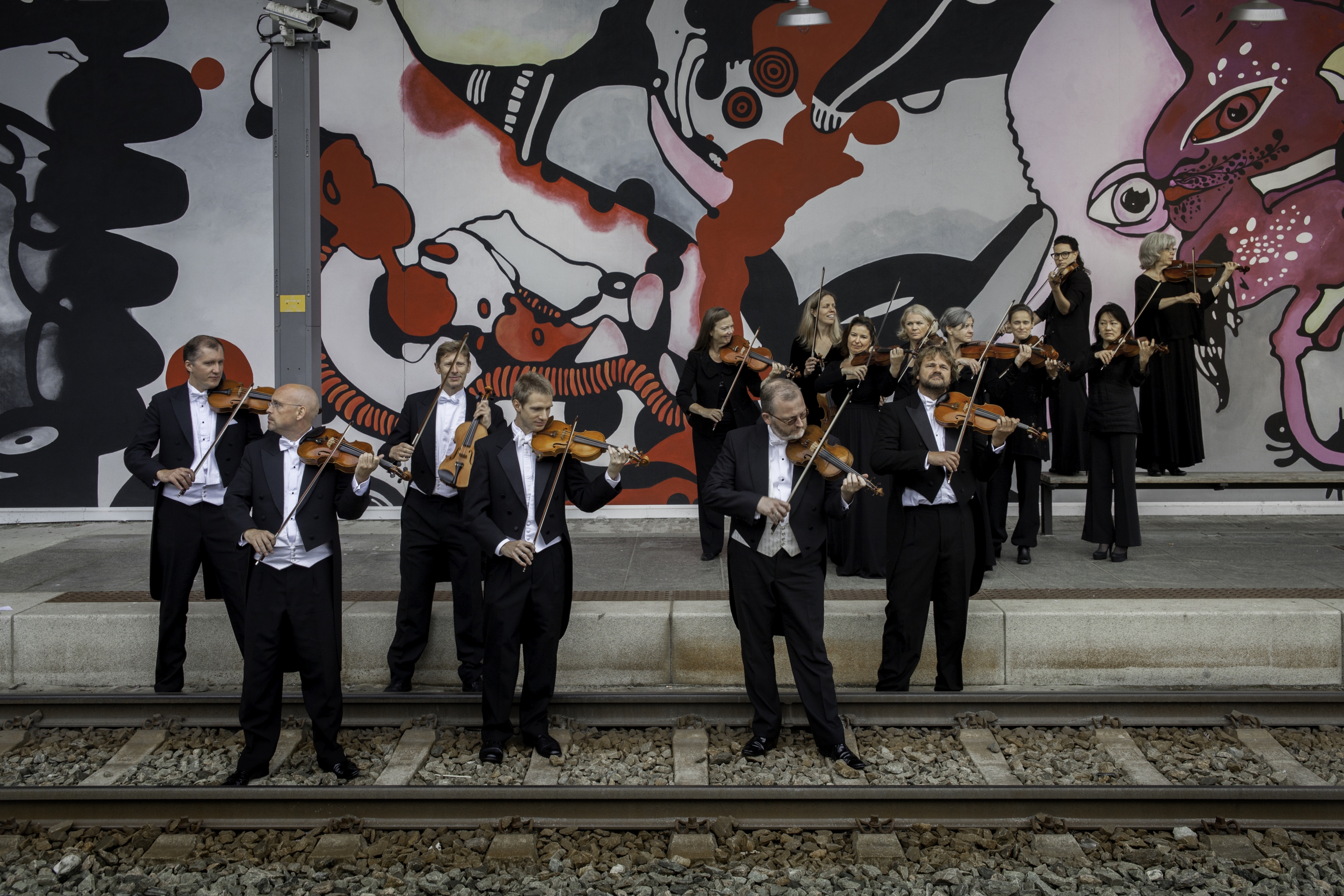 Foerstefiolingruppa Paa Fantoft Med Grafittibakgrunn Foto Oddleiv Apneseth (1)