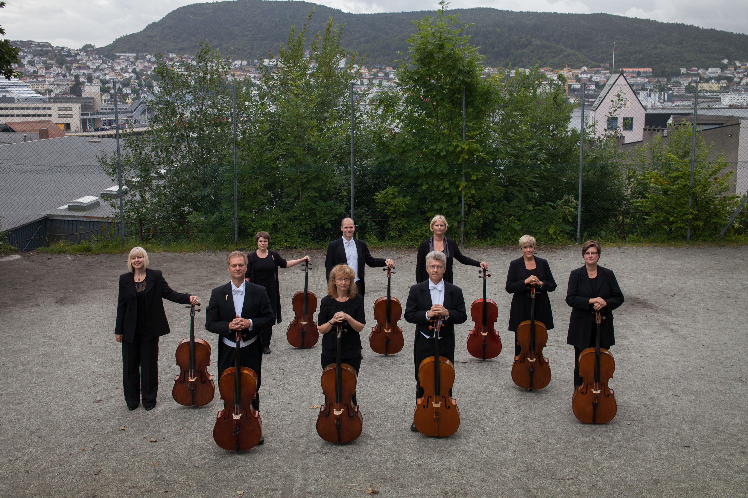 Cellogruppa I To Rekker Med Cello Ned Fotoballplass Foto Oddleiv Apneseth (1)