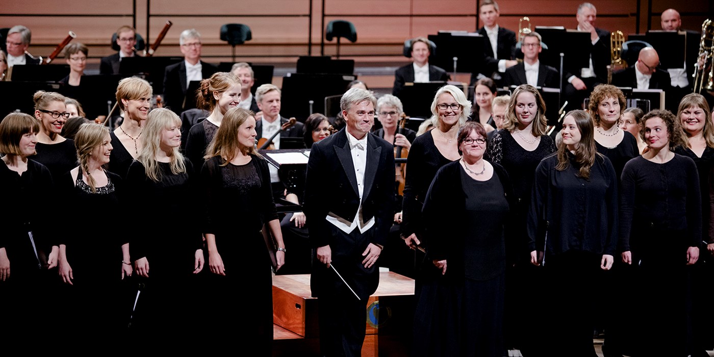 Ed Gardner Tar Applaus Med Kor Og Orkester Jubileumsgalla 1500Px